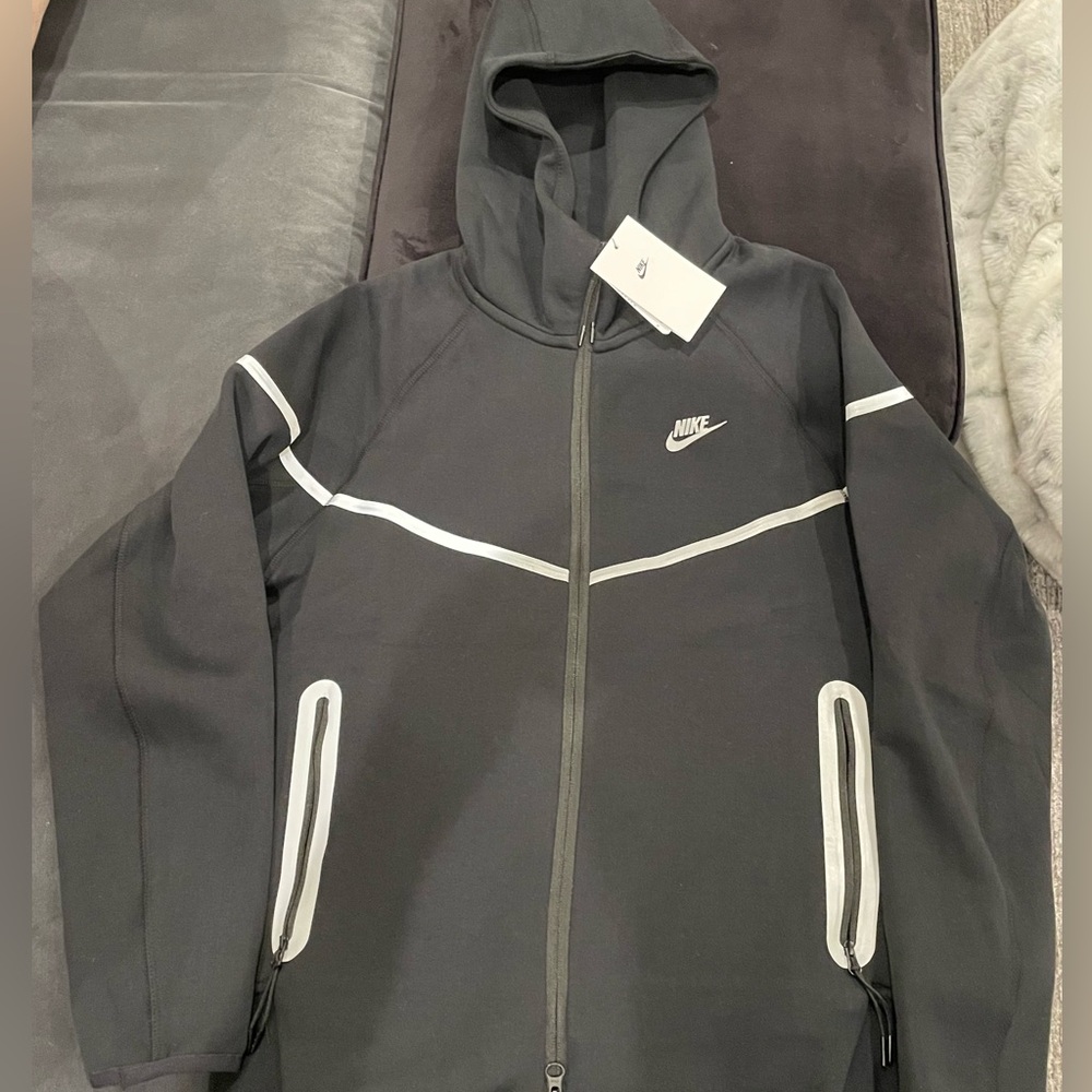 NIKE TECH REFLECTIVE HOODIE
SIZE MEDIUM